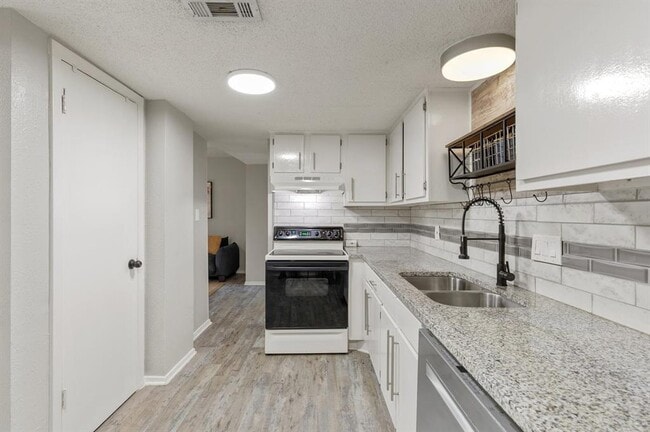 Foto del edificio - 6405 Chimney Creek Cir