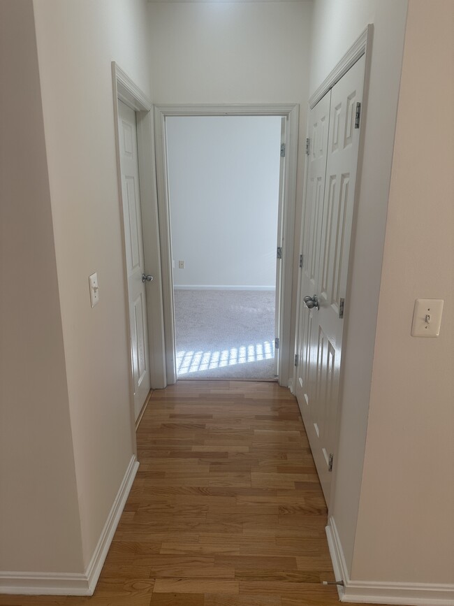 Pasillo al segundo dormitorio - 4860 EISENHOWER Ave