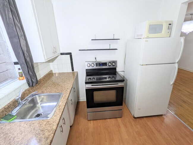 Photo du bâtiment - 2bd, 1Bath 5 minutes walk to Eglinton W Subway