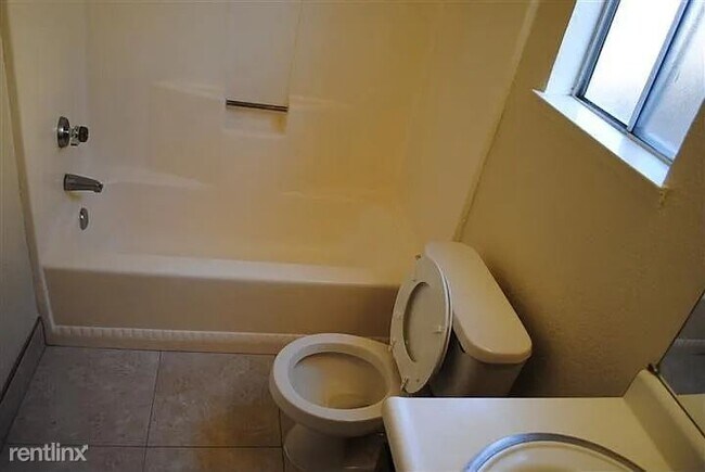 Building Photo - 2 br, 2 bath Duplex - 7402 Karlsberg Circle