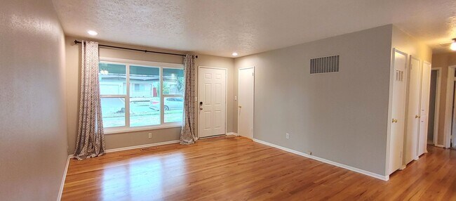 Foto del edificio - Darling Updated 3 Bedroom Ranch Located a Block from Glenwood City Park and Just a few Blocks fro...
