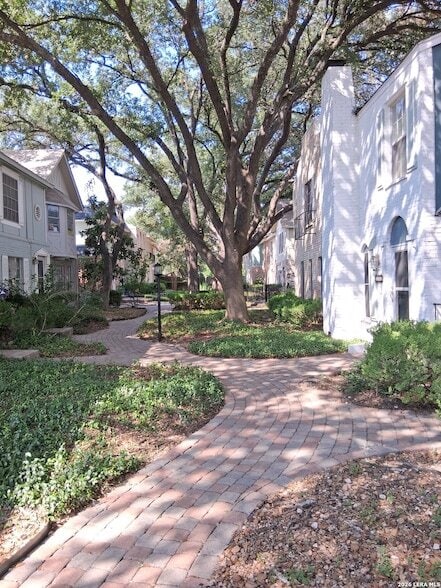 Building Photo - 2811 Woodbury Dr