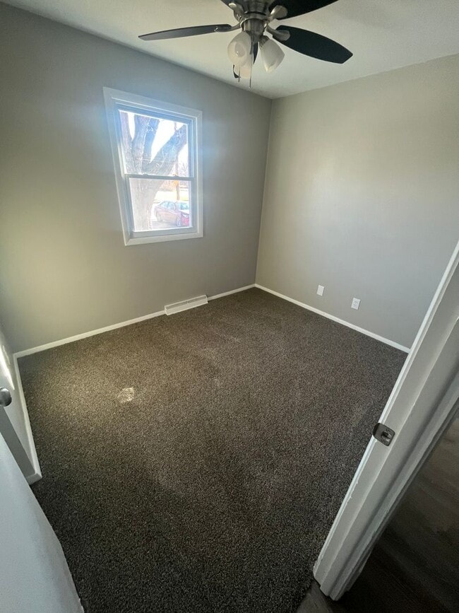Building Photo - Remodeled 3 bedroom home Davenport IA