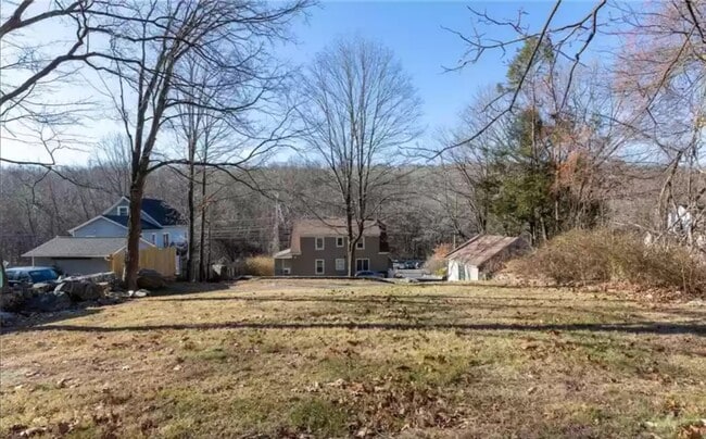 Foto del edificio - 75 Padanaram Rd