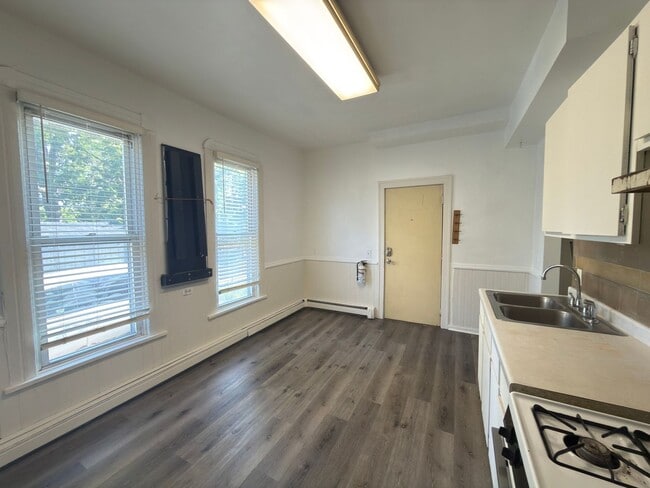 Building Photo - 2121 13th Ave S