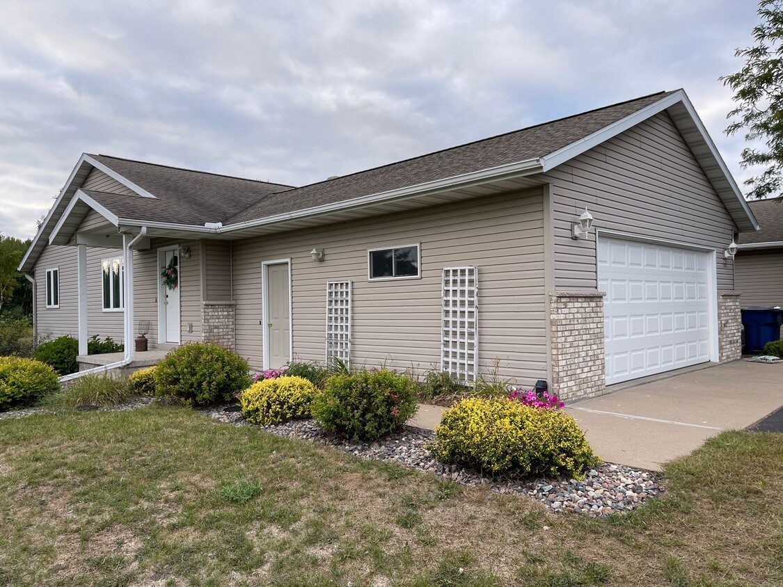 Primary Photo - 144911 - 144913 Wineberry Lane