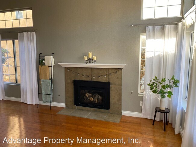 Building Photo - 3 br, 2.5 bath House - 260 Moon Dance