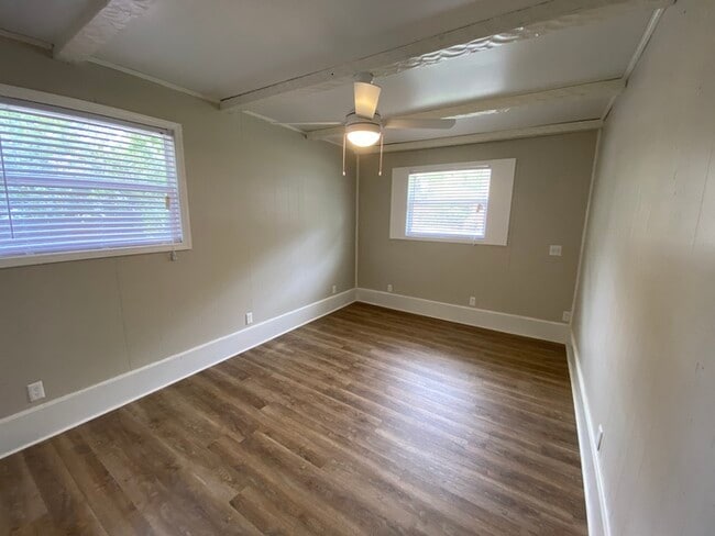 Building Photo - $300 OFF FIRST MONTH’S RENT!