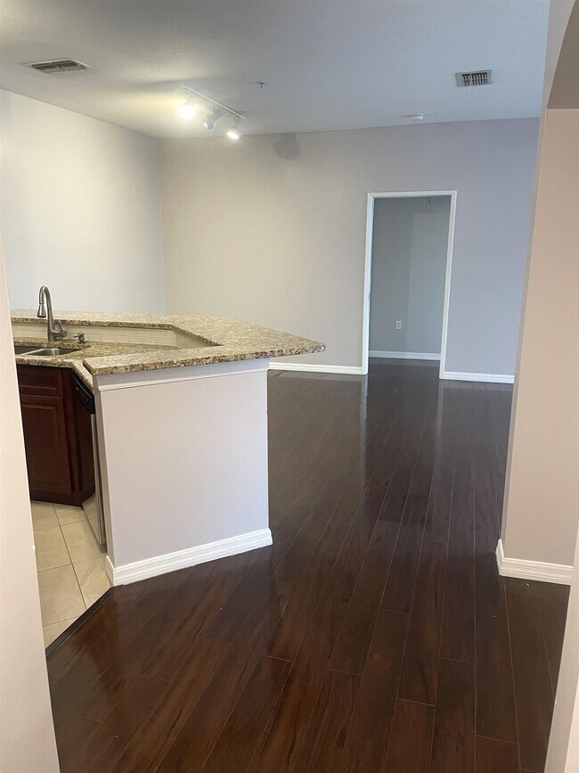 Building Photo - 605 Fairway Dr