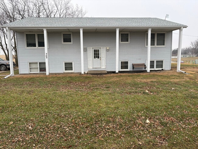 Building Photo - 707 Bluff St