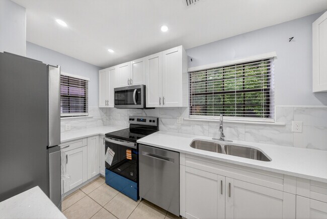Foto del edificio - 5300 Treetops Dr