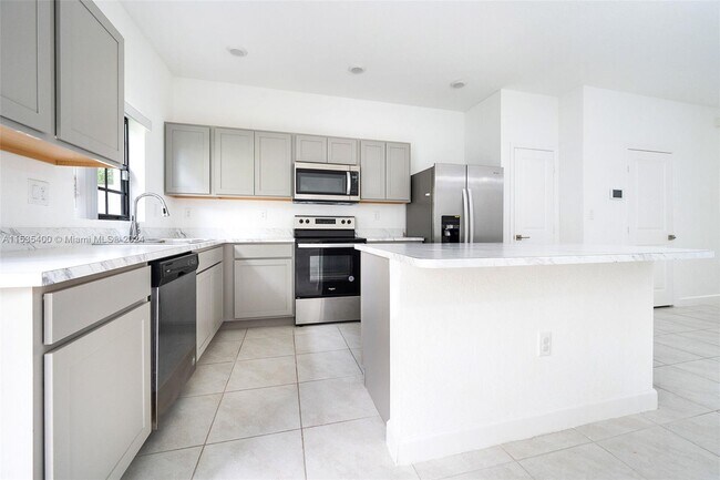 Foto del edificio - 1110 SW 7th Ct