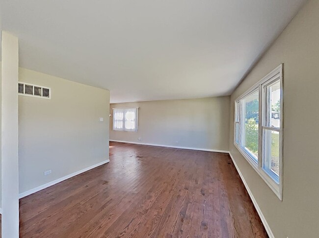 Building Photo - 8840 Hickory Dr