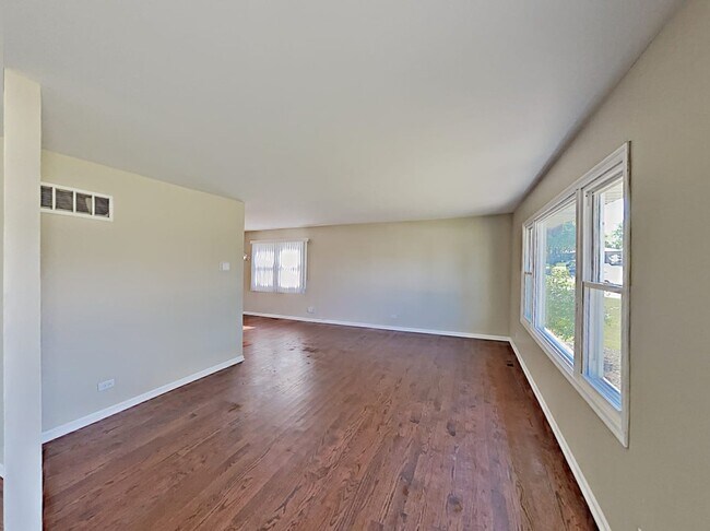 Foto del edificio - 8840 Hickory Dr