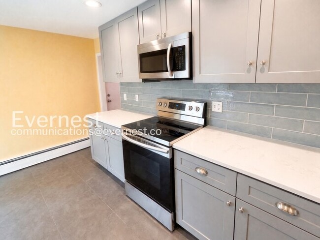 Building Photo - 4bed/2bath single family home in Denver with fenced yard/ Available now!