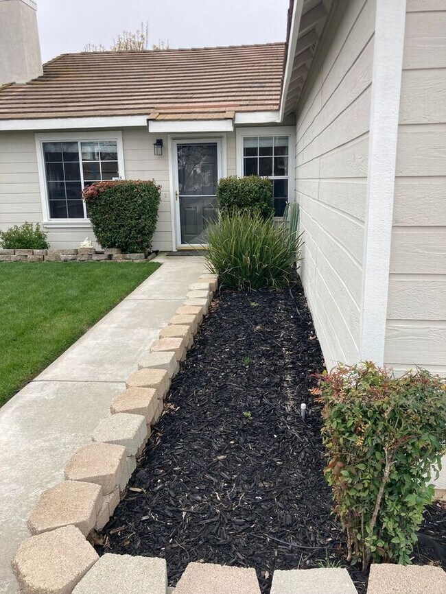 Building Photo - Adorable 4 Bedroom 2 Bath Home Newly Remod...