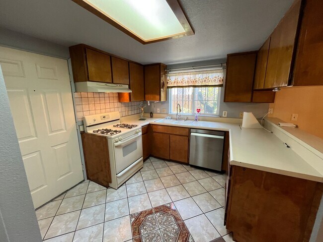 Building Photo - Lovely Home Available Now!
