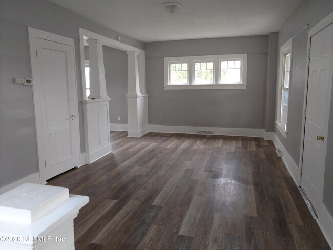 Building Photo - 317 Woodbine Ave
