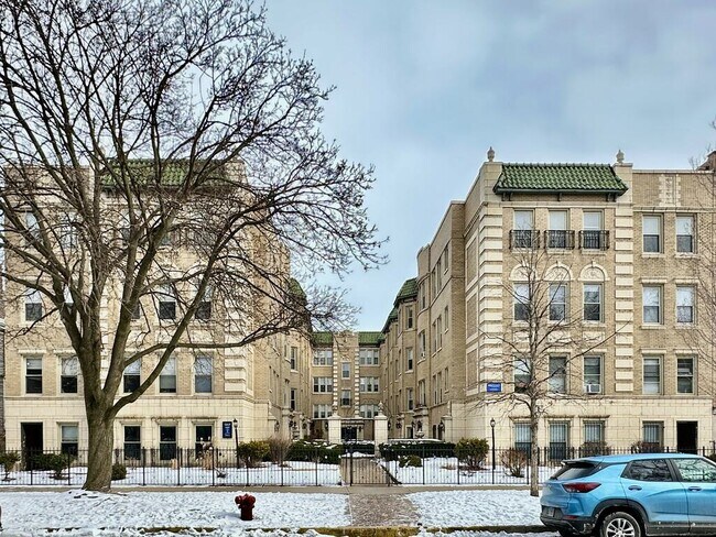 Building Photo - 4234 N Paulina