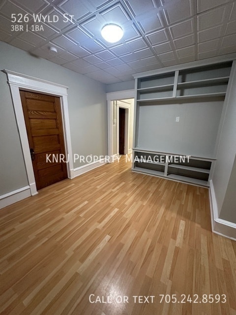 Building Photo - Three Bedroom Apartment - Main Floor