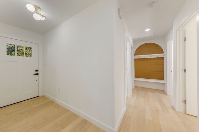 Foto del edificio - 1215 Cloverleaf Drive, Austin 78723