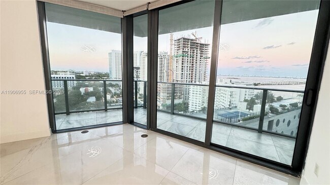 Foto del edificio - 501 NE 31st St