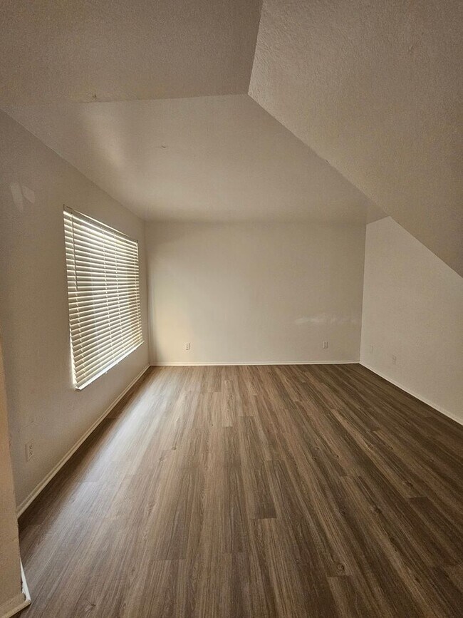 Building Photo - 1715 E Pepper Cir