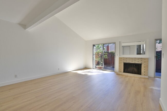 Foto del edificio - Newly renovated townhome in Cupertino with top schools and great amenities