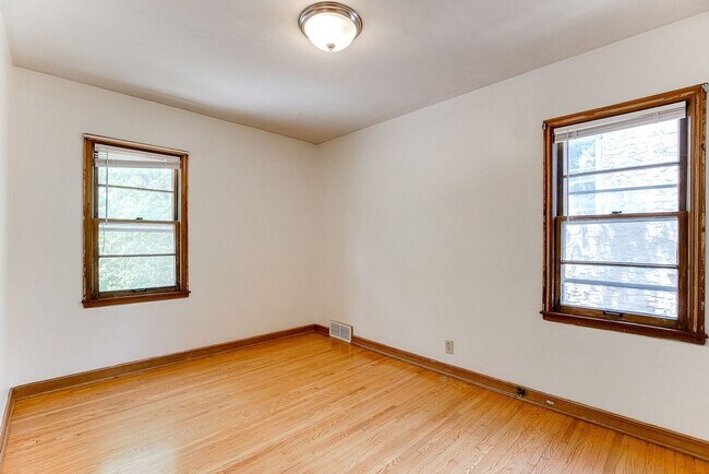 Building Photo - 865-SNELL