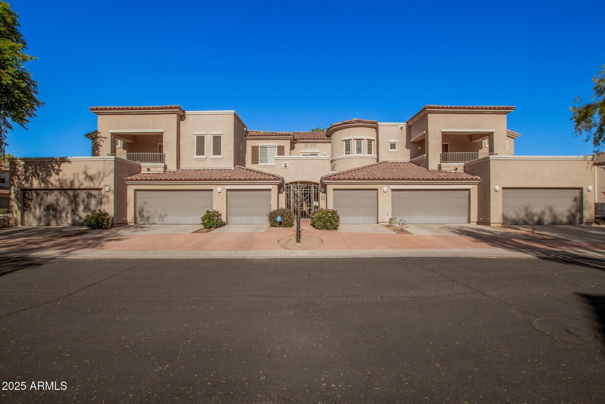 Foto principal - 11000 N 77th Pl
