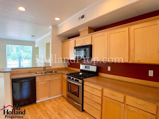 Building Photo - Bright & Charming 3-Story Townhome | 2 Bed and Prime Location! *** Special $150 credit on your fi...