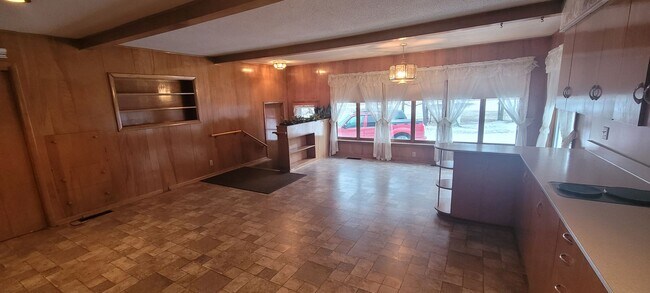 Building Photo - Upper Level 2 Bedroom