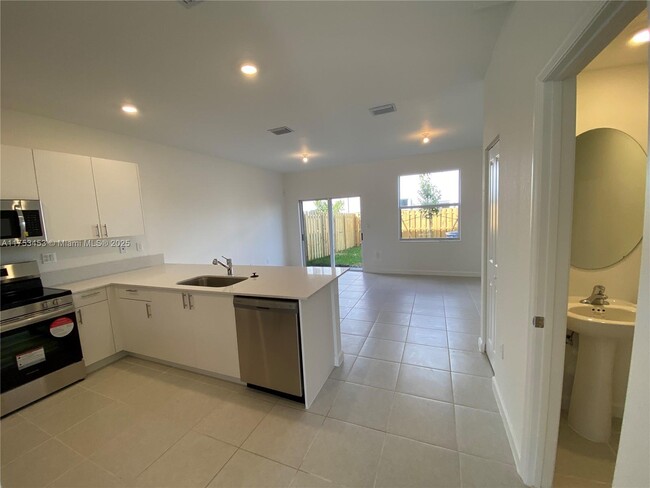 Foto del edificio - $2,449 16227 SW 292 St