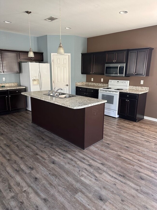 Foto del edificio - Beautiful 3 Bedroom/ 2 Bath Home