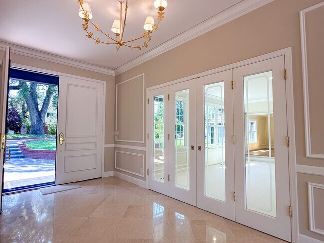 Building Photo - Exceptional Executive Estate With Pool and Tennis Court