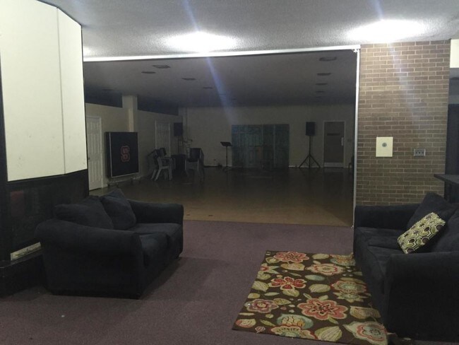 Foto del edificio - 2702 Hillsborough St