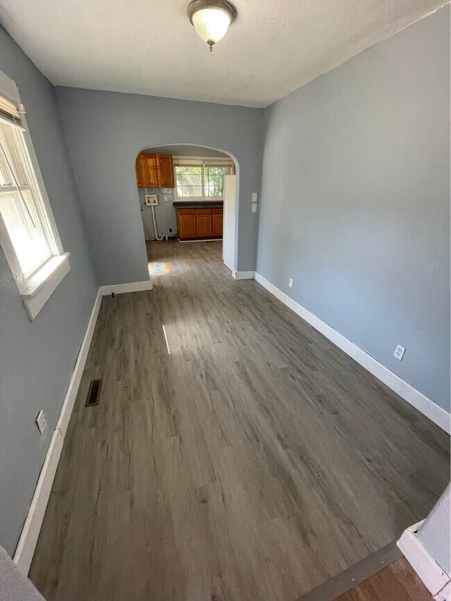 Foto del edificio - 518 W Cave Springs Ave