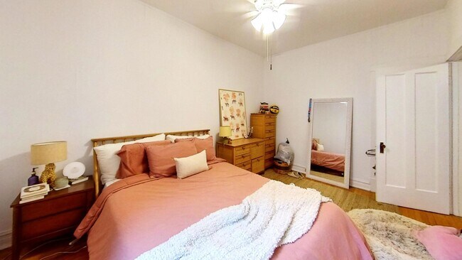 Foto del edificio - 1339 W Addison St