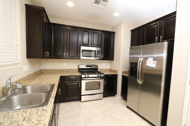 Building Photo - Lovely Home with Community Pool