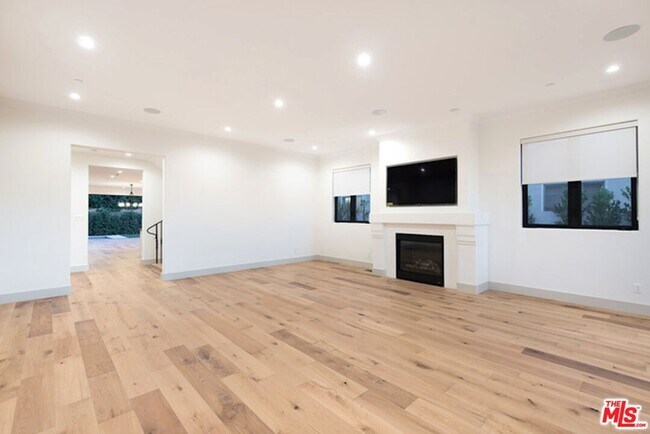 Foto del edificio - 4304 Farmdale Ave
