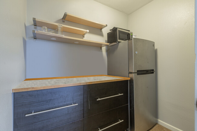 Kitchenette - 21913 NE Larkspur Ln