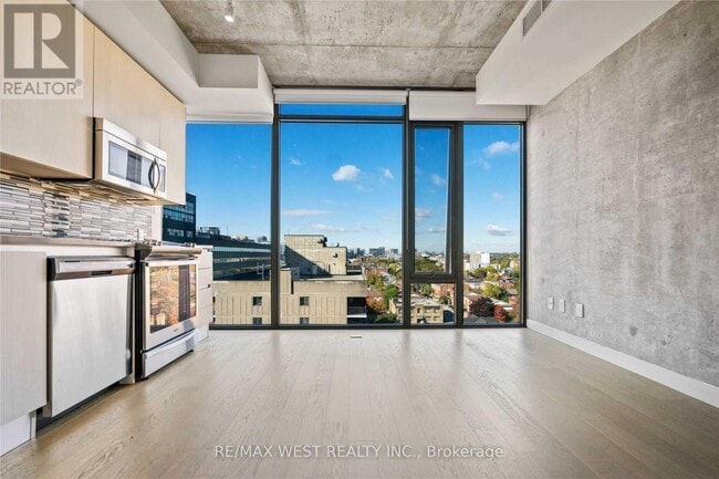 Building Photo - 111 Bathurst St