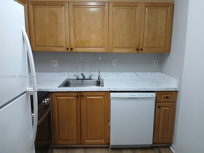 Building Photo - 9310 Fontainebleau Blvd