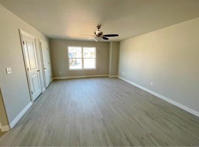 Building Photo - Granite countetop/Washer and dryer/Walking...
