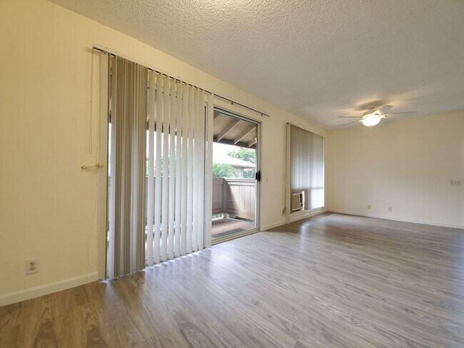 Foto del edificio - Now available, Fresh & Bright 2bd, 1.5ba 2nd Floor Corner-Unit located in the beautiful Palm Villas