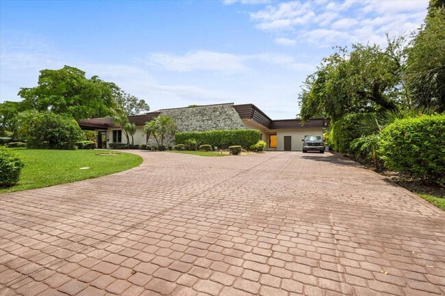 Foto del edificio - 5304 Woodlands Blvd