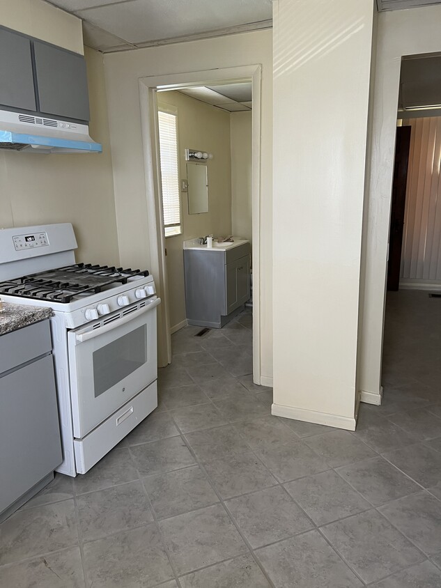 Newly renovated, with stove and refrigerator. Historic public market, walking distance - 23 Garson Ave