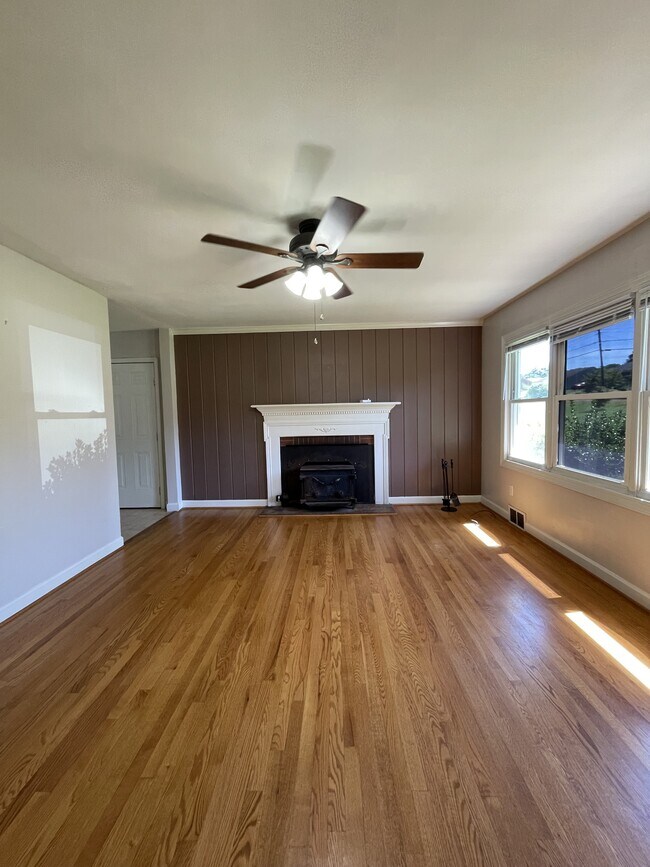 Building Photo - 205 Hilltop Dr