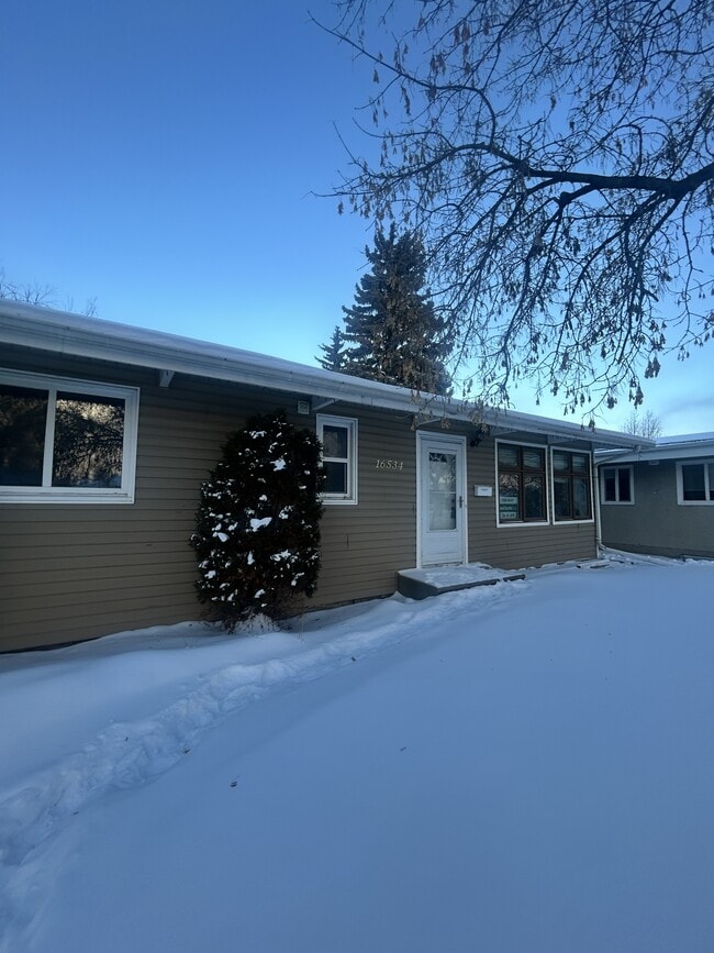 Photo du bâtiment - 16534-16103 103 Ave NW