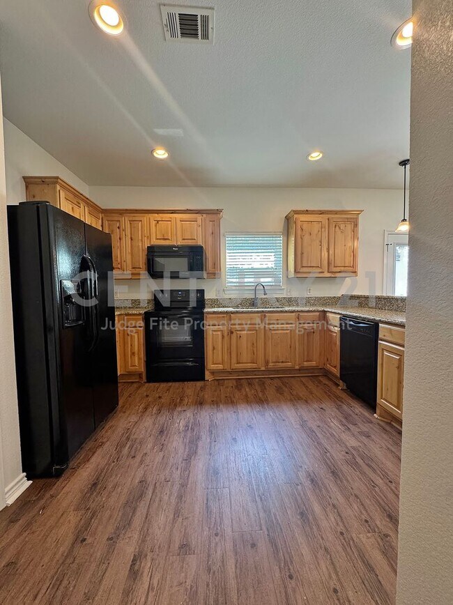 Foto del edificio - Charming, 2-Story 3/2.5/1 Duplex Ready For Move-In!